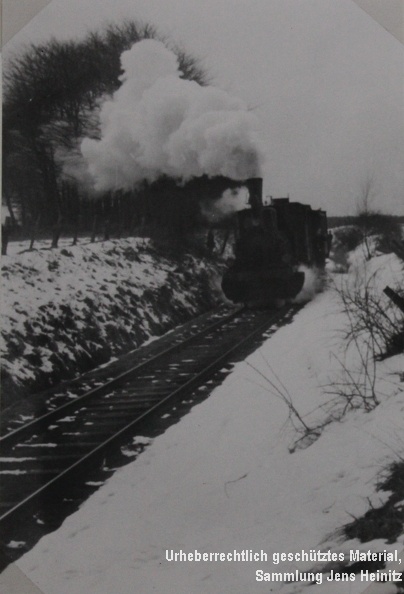 EBOE_Strecke_bei_Blumendorf_Lok-2_mit_Sonderzug_FdE_Hamburg_09-Mar-1958.jpg